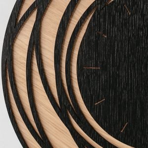 medinis sieninis laikrodis