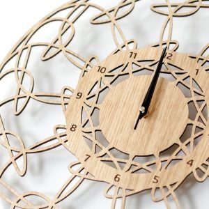 medinis sieninis laikrodis